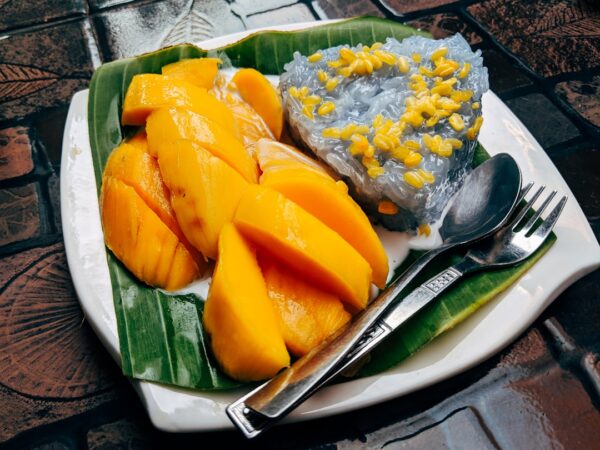 Khao Niao Mamuang (Zoete kokos kleefrijst met mango)