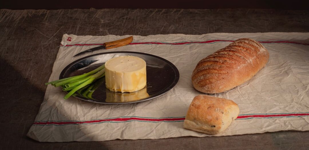 Brioche met Boter en Lente Rode Vruchten Jam