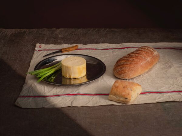 Brioche met Boter en Lente Rode Vruchten Jam