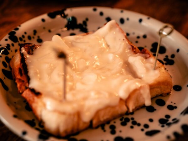 Gevulde wentelteefjes met aardbeien en roomkaas