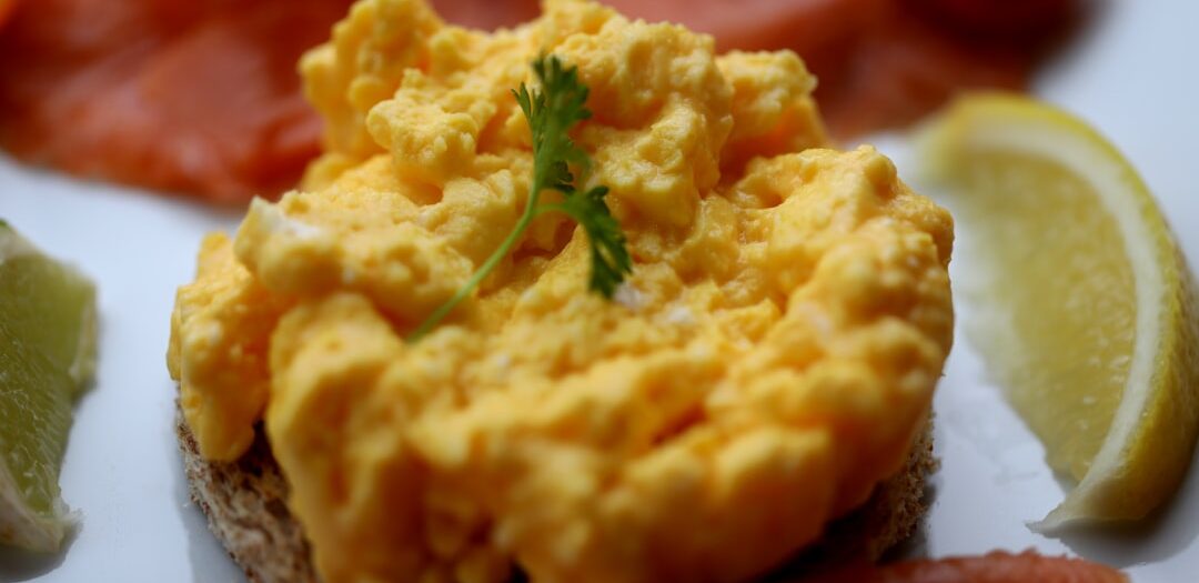 Uova strapazzate con salmone affumicato e muffin inglese tostato