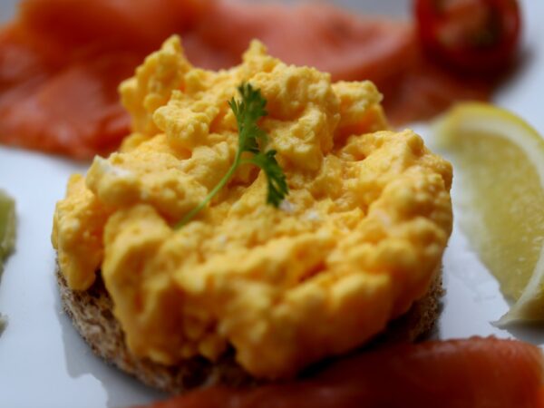 Uova strapazzate con salmone affumicato e muffin inglese tostato