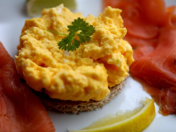 Gerookte Zalm en Roerei op Toast